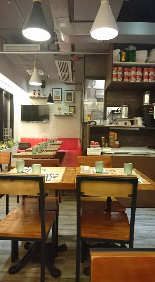 店鋪面積不大，位置不算多，但因屬商業區，晚餐時段人不多。