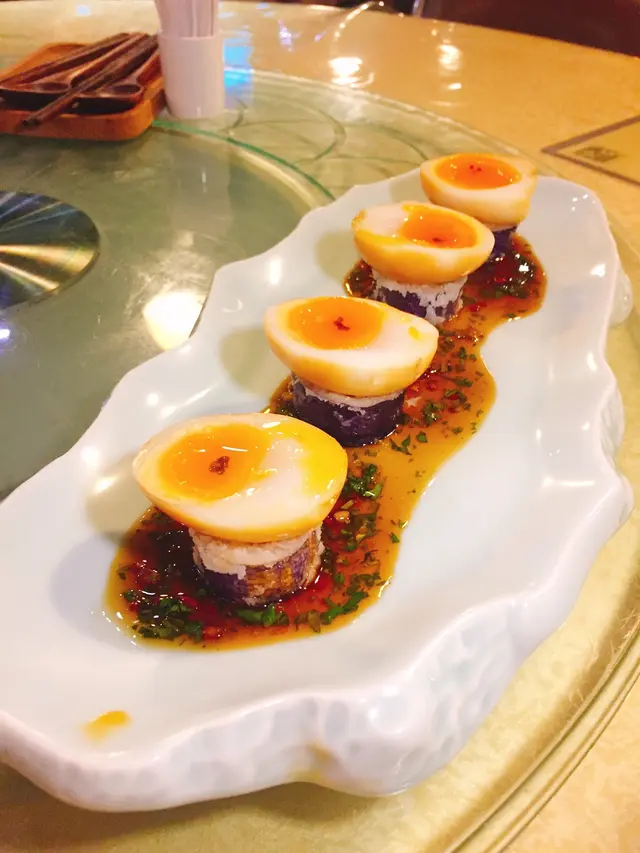 茶燻流心蛋伴黑魚子醬配厚切茄子