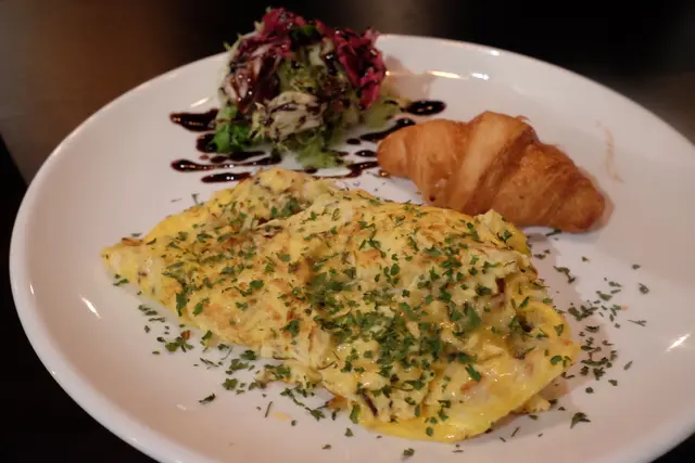 蟹肉洋蔥奄列配牛角包