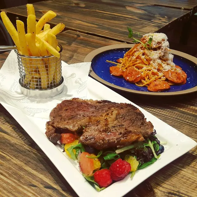 香辣茄蓉配胸牙利黑毛豬腸意粉($98),美國頂級肉眼扒($138)