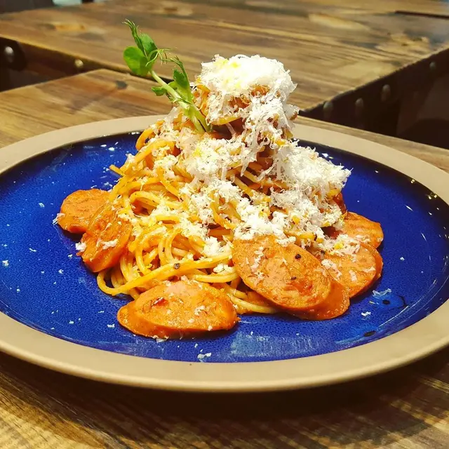 香辣茄蓉配胸牙利黑毛豬腸意粉