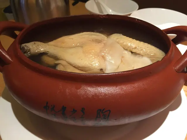 花膠螺頭干貝燉雲吞雞湯