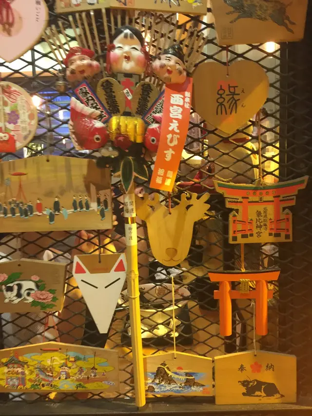 餐廳門口掛着不少用木製成的日系小飾物
