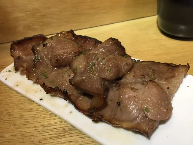 肩肉的脂肪比腩肉少得多，
入口較爽口，帶少許嚼勁