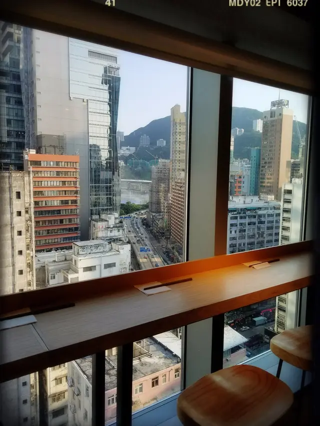 落地玻璃窗旁一排高櫈散座可望到銅鑼灣街景及跑馬地馬場