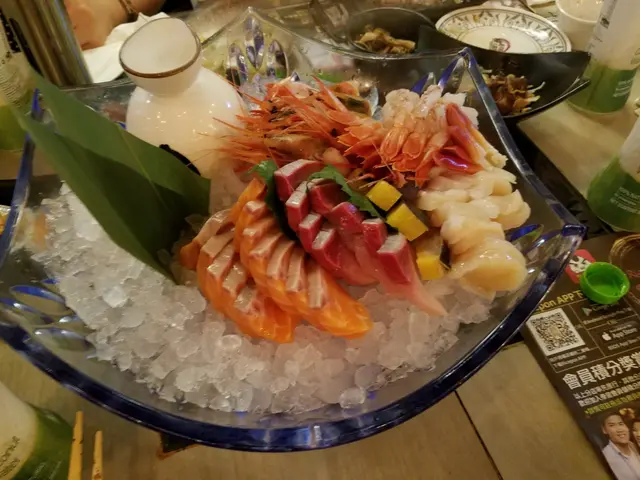 一出場有乾冰煙霧效果,魚刺身都相對新鮮 ,但d蝦就差dd,食左隻就唔想再夾。。