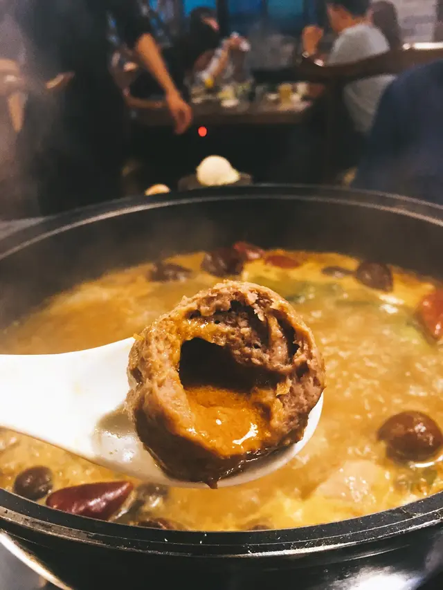 龍蝦湯破囊而出，在空腔裏爆發濃鬱鮮甜滋味。
