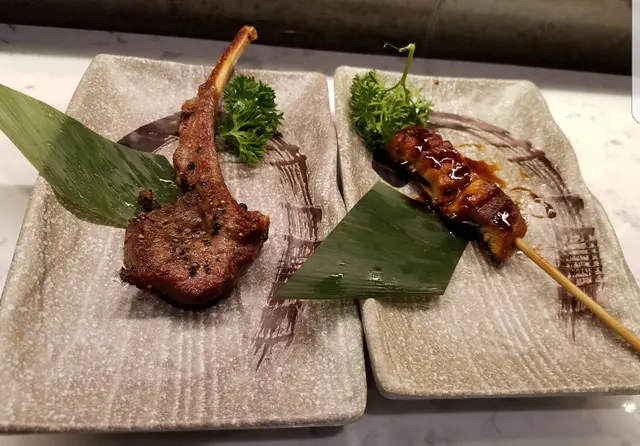 左:燒香草羊鞍 右:燒鱔