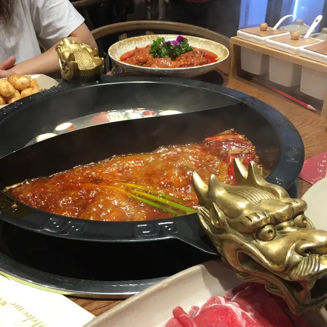 霸氣盡現的火鍋龍頭已經吸精度十足,味道跟造型都十分匹配,鍋底味道足料!白鍋就清淡而不咸渴,媽媽好喜歡☺️☺️