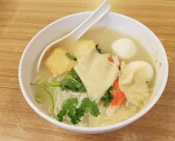 魚蛋魚腐松葉蟹棒香菜濃湯米線