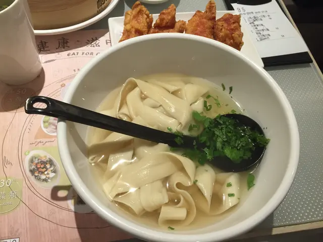 排骨炸得香脆！配清清地既麵，一濃一清，唔會油膩