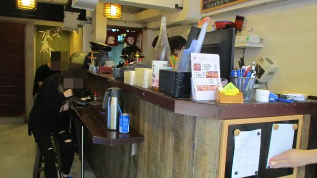 下層只有一張約四至五個座位的壽司吧枱