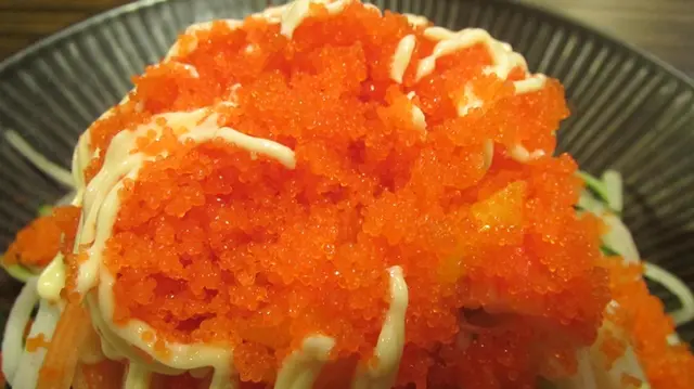 灑滿大量晶瑩亮麗的蟹籽，份量好足