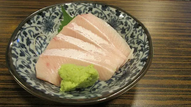 全件呈奶白色,，佈滿魚脂，非常肥美