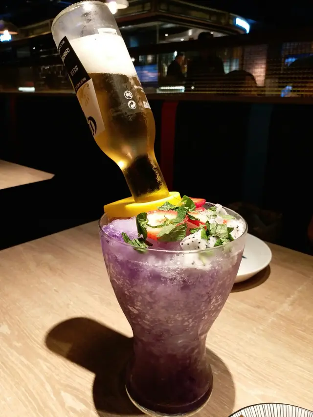 呢個真係相機食先！ 啤酒倒插在特色飲品配料上，每飲一啖，啤酒就會減少一點，好玩又好睇。