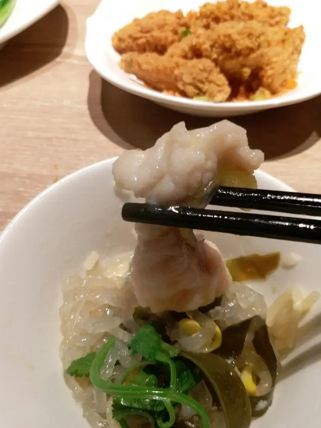 啖啖肉，少許骨，湯底下有薯粉好飽肚