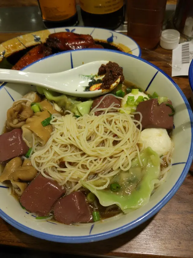 豬紅, 豬大腸, 白菜餃, 墨魚丸米粉