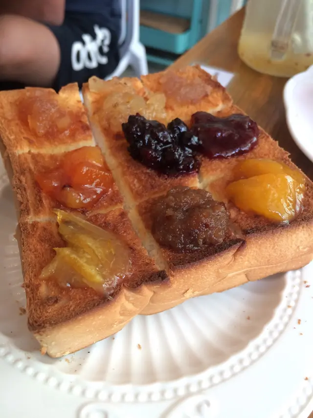 有點小貴的厚多士,但因為一片能試齊九款果醬,所以貪心的人還是點一下吧