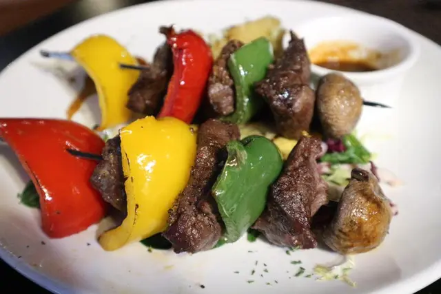 地中海式火焰牛柳串燒 配牛肉燒汁 伴蒜蓉香草醬薯角