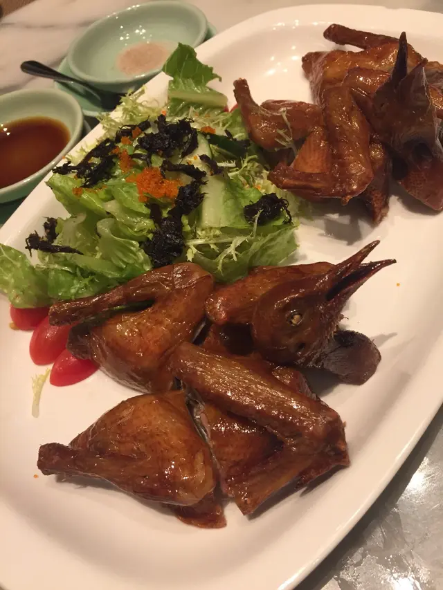 紅燒皇子乳鴿伴凱撒沙律