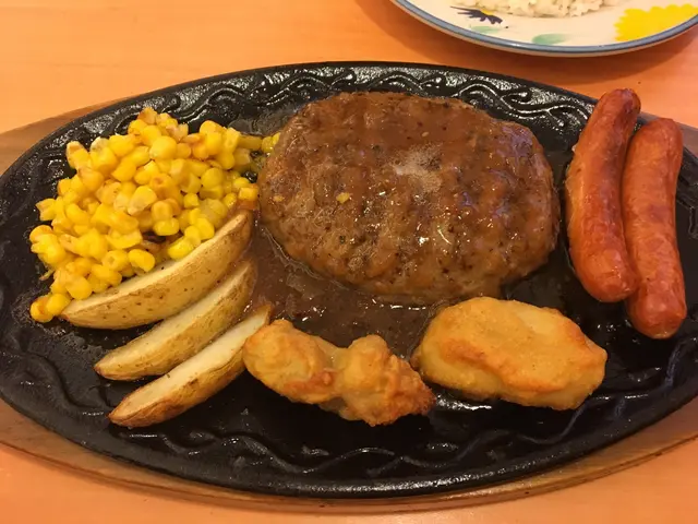 鐵板漢堡腸雞球配白飯