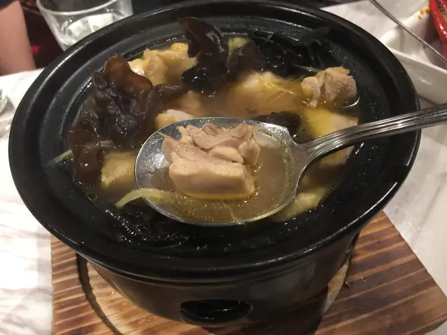 雞肉雖然熬煮多時，但肉質保持嫩滑，不錯吃！