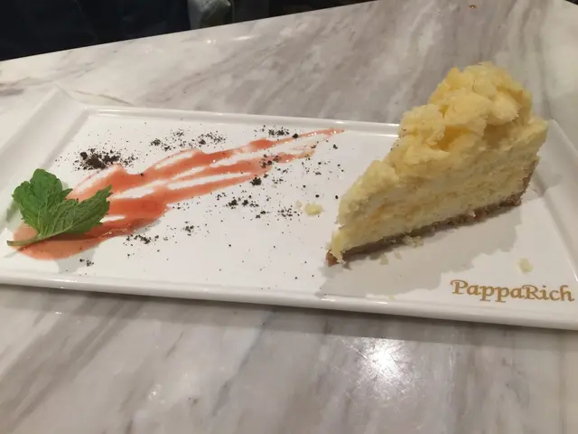 是「PappaRich」最出名的甜品之一，
有不少食客都會慕名而來。😏
榴槤芝士蛋糕每天由馬來西亞新鮮運到香港，數量不多，如果想吃，最好先預訂呢！🙊