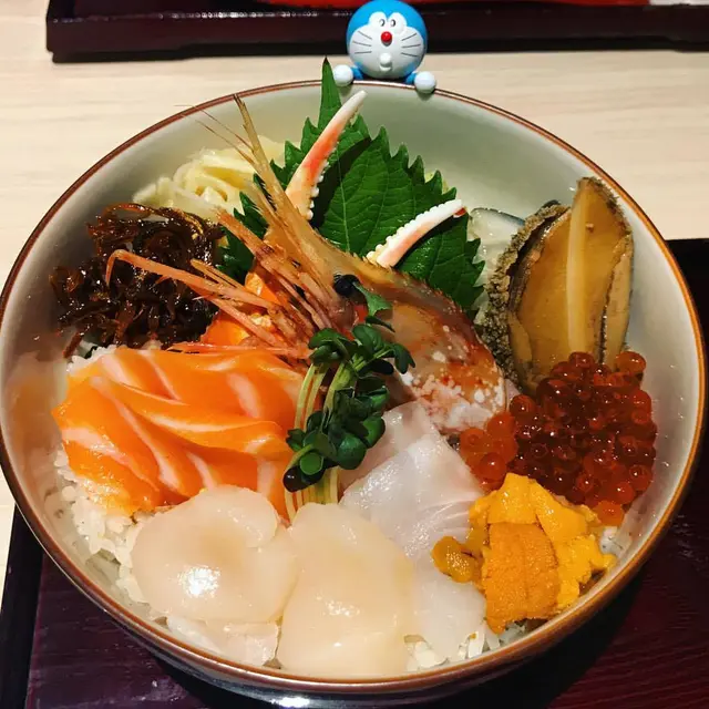 招牌北海丼，好肥美好鮮味，好味，有海膽，帶子，牡丹蝦，三文魚，三文魚籽，鮑魚，蟹鉗等 $298碗就貴咗dd