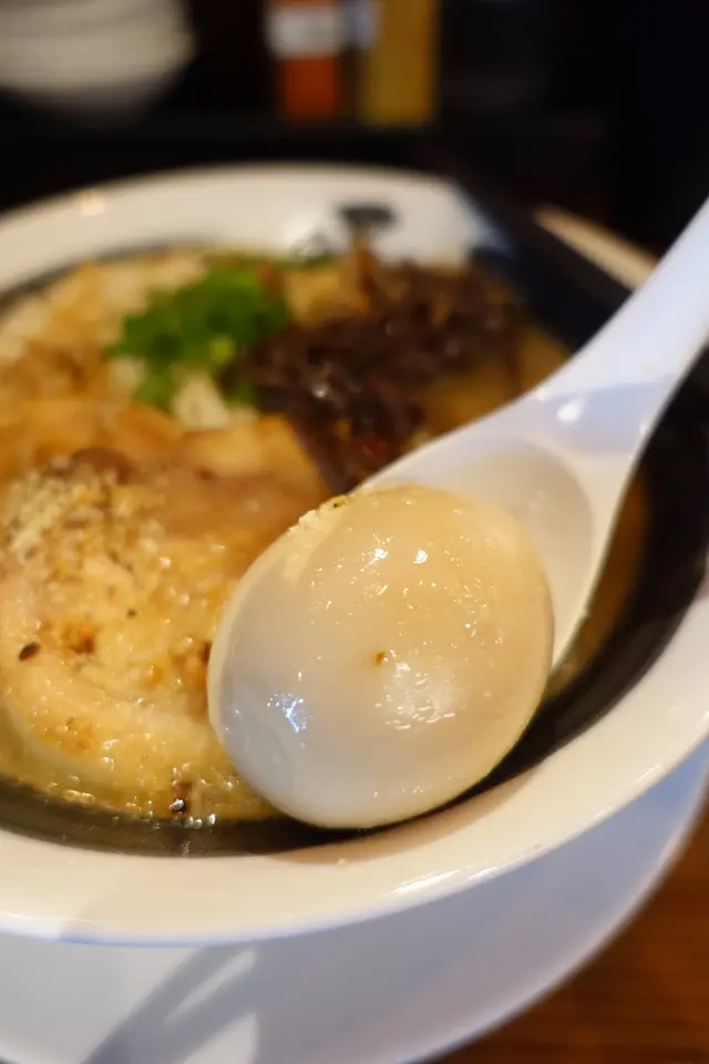 味玉即是蛋白軟滑及半熟蛋黃的糖心蛋