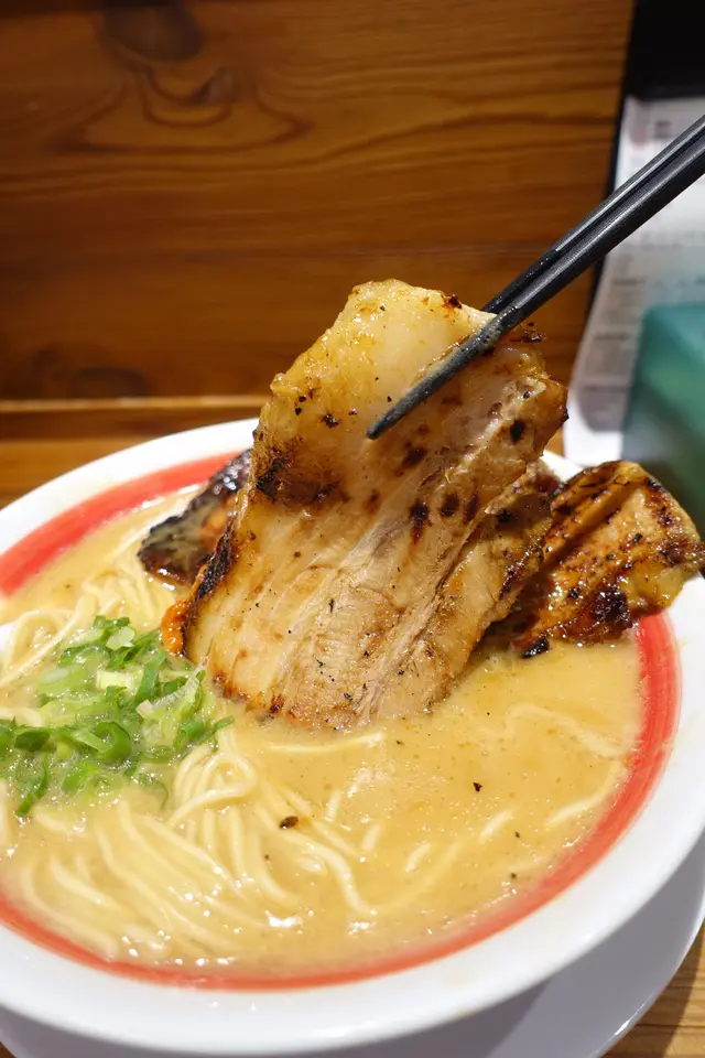 有四片厚切的炙燒豚肉