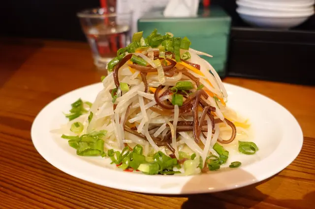 以鹽、油去烹調芽菜、木耳、甘筍，灑上蔥花，清爽美味！