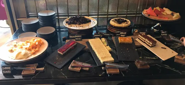 任食甜品同芝士方面，有6款甜品，3款芝士，甜品其實樣樣都唔差，最好嘅係tiramisu 同Oreo 面的芝士蛋糕！仲有5款水果，瓜類全部超甜，無浸糖水的！食完真係飽到上頭皮
