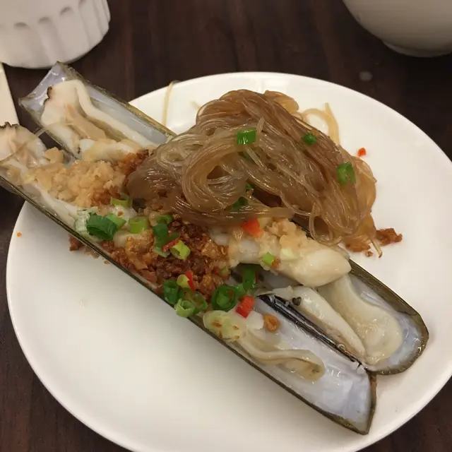 蟶子皇飽滿肥美，鮮味及其蒜蓉香充分滲透入粉絲，精華所在😋😋