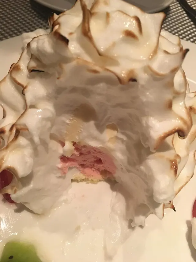 內裡其實有士多啤梨及雲呢拿Gelato同海棉旦糕在底！