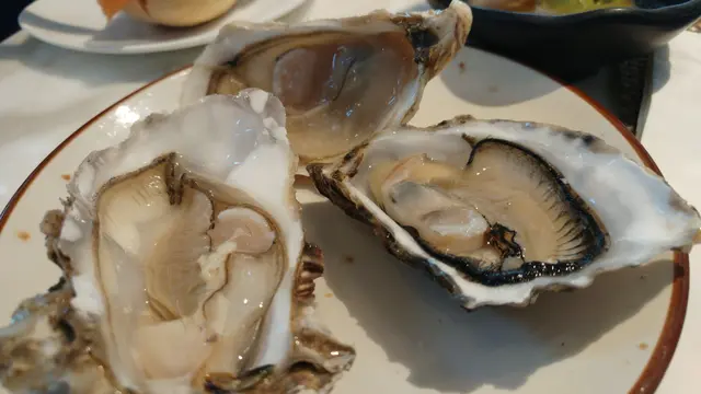 開生蠔位師傅唔係好熟手,好耐先開到一隻