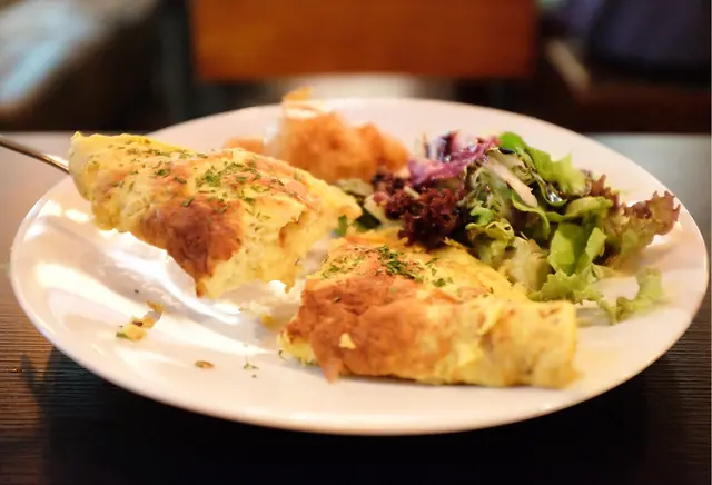 蟹肉洋蔥奄列配牛角包