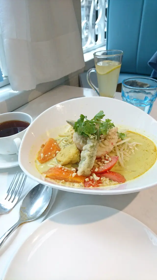 叻沙湯麵伴香脆蒟蒻及天婦羅秋葵