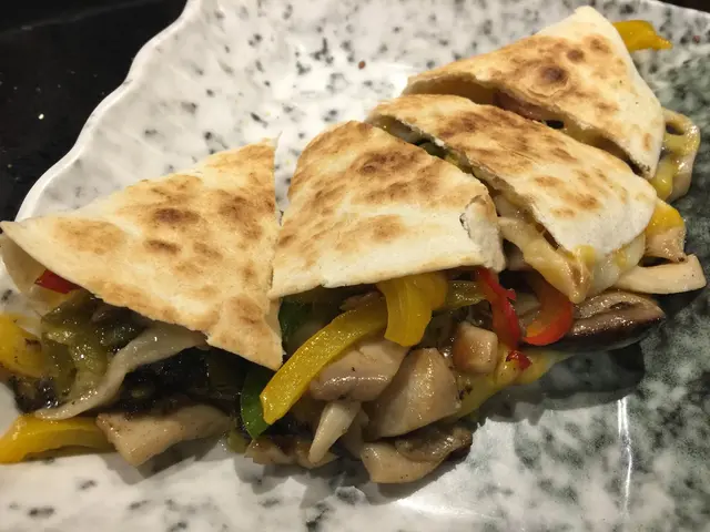 薄餅皮即叫即焗，又熱又脆，裡面的材料十分豐富。
