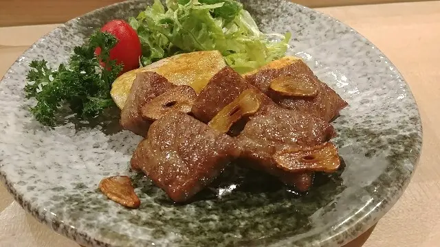 如果是鐵板燒即上桌更佳。和神戶西冷牛的肥有得拼