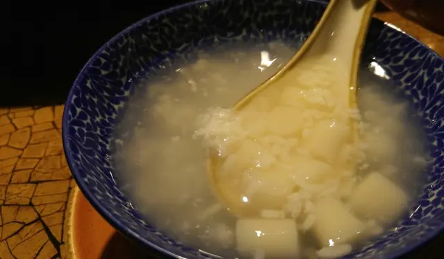 一個並非四川菜式,但做得比很多上海菜館好的甜品。甜酒釀香味溫純不搶,微甜中帶少許酸,發酵後的糯米酥軟,丸子口感軟糯煙韌,整體感覺舒服而帶酒香。