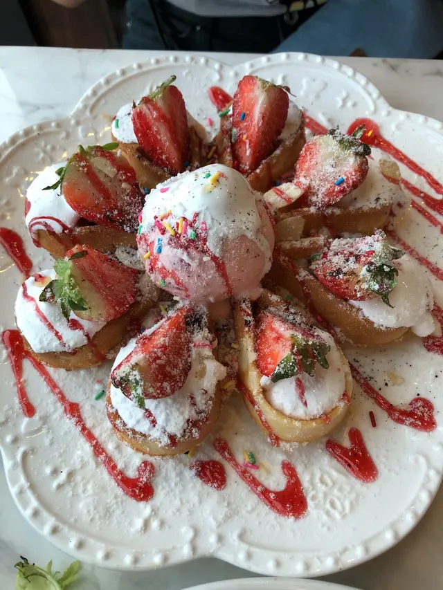 士多啤梨雪糕窩夫