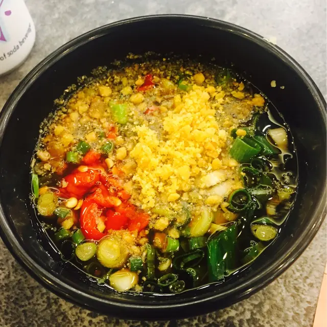 打邊爐嘅醬汁識揀一定係豉油、蔥花、辣椒、炸蒜、生蒜。香口微辣醒胃鮮香!