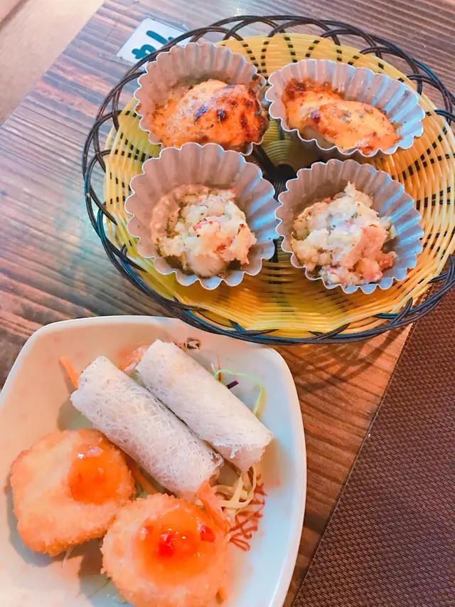 由上至下：芝士茄醬烤蝦球，香蒜煙肉帆立貝，鳳尾蝦春卷，泰式炸蝦餅
