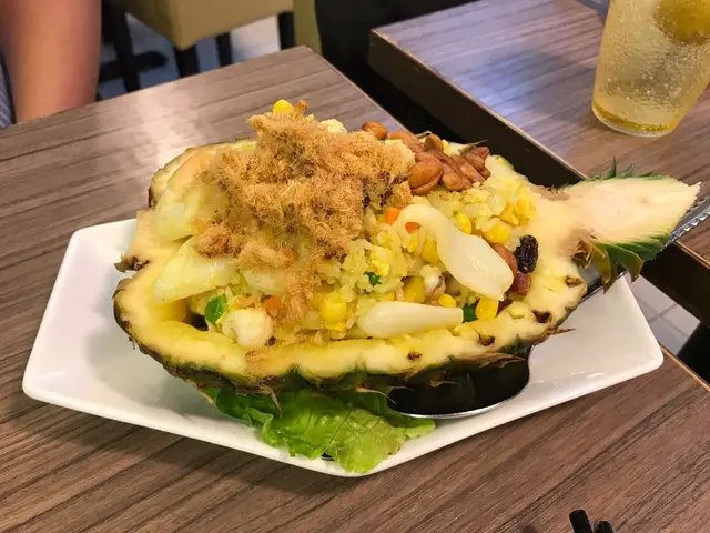 原隻菠蘿海鮮炒飯