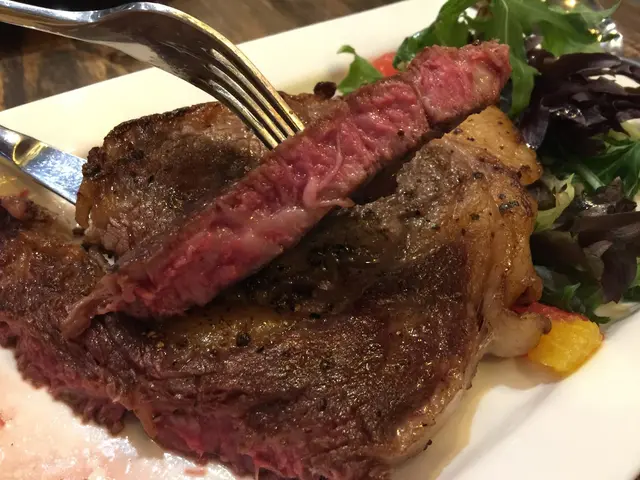 肉眼扒五成熟,
切開還有血水滲出來,
肉質軟嫩味美,牛味十足!😋