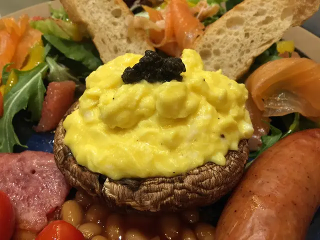 黑松露炒蛋和大啡菇，
炒蛋嫩滑，加上黑松露的點綴，矜貴得黎，更添風味！