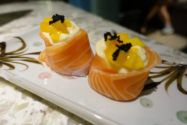 黑松露芒果三文魚卷