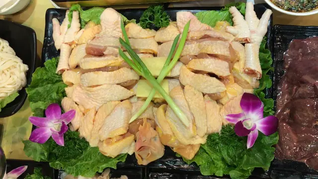 嘩....成隻雞擺係你眼前自己落！仲要砌成心型圖案咁浪漫🙈有無偷工減料一睇就知啦！雞肉勁嫩滑，因為新鮮雞，所以無冰鮮雪藏味，大推😍