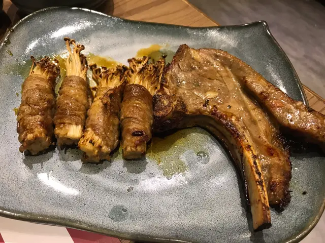 (左) 金茹牛肉卷, (右)羊架