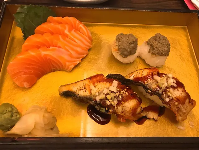 厚切三文魚好新鮮好有口感，唔會有腥味